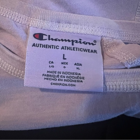 Champions Woman’s purple short sleeve shirt size Large - Picture 7 of 7